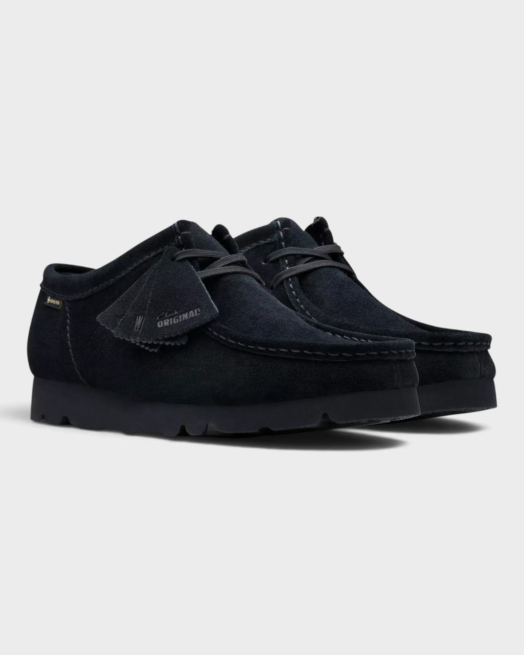Clarks Wallabee GTX Black Suede — paire vue de trois quarts