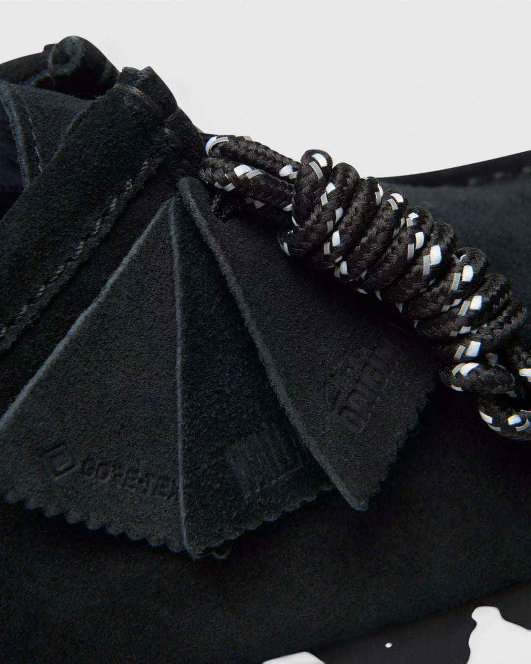 Clarks Wallabee GTX Black Suede — détail