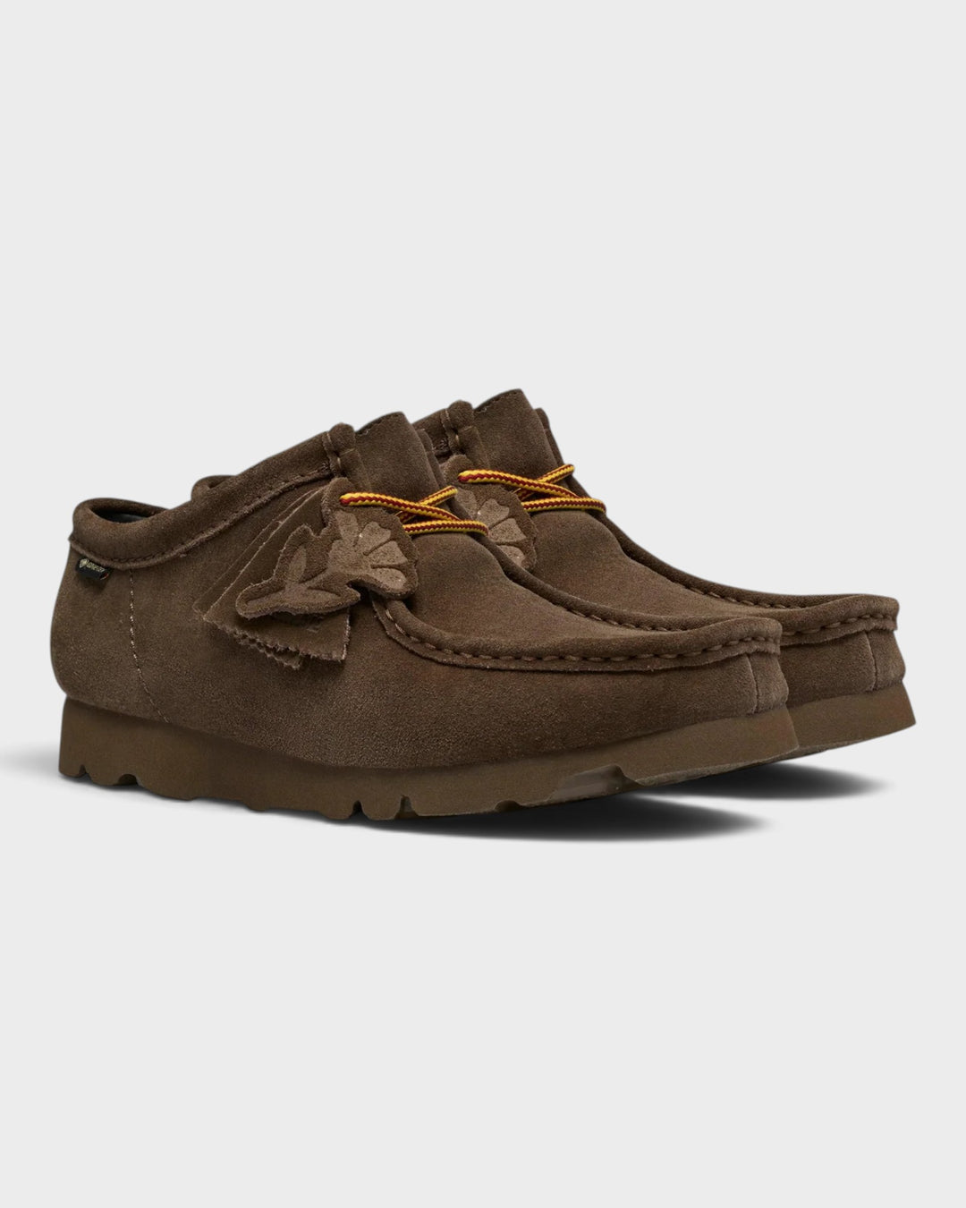 Clarks Wallabee GTX Dark Olive Suede — paire vue de trois quarts