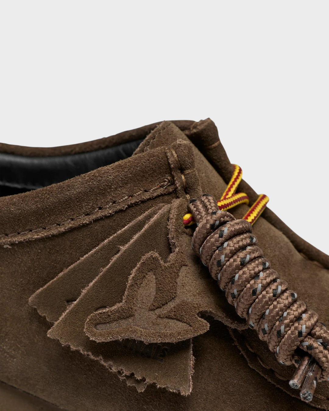 Clarks Wallabee GTX Dark Olive Suede — détail