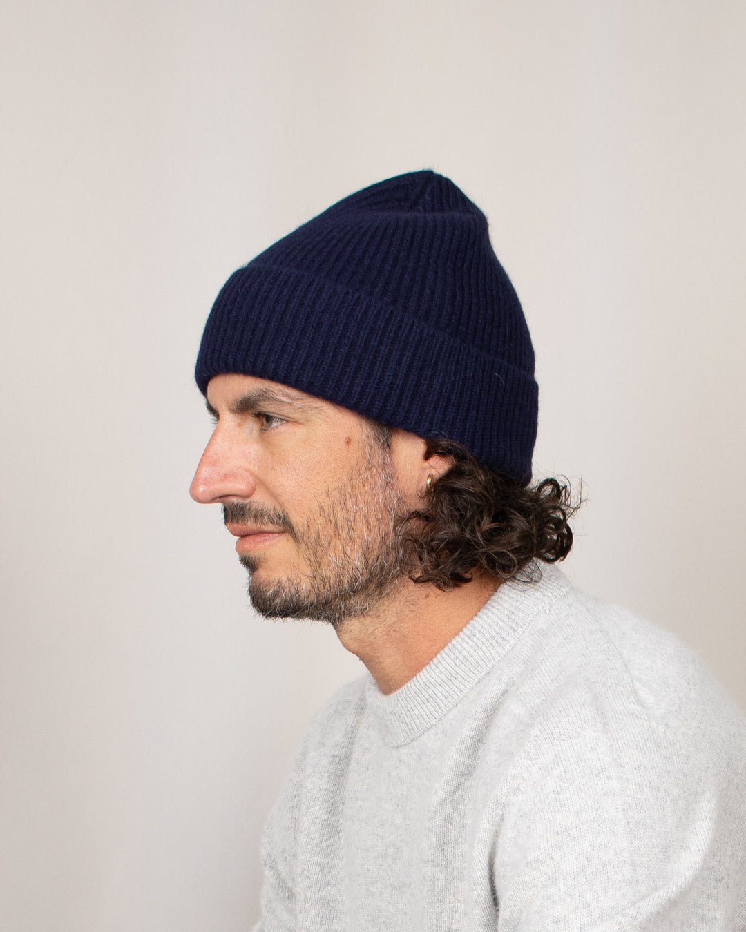Bonnet Mackie Barra Hat Navy, porté de côté