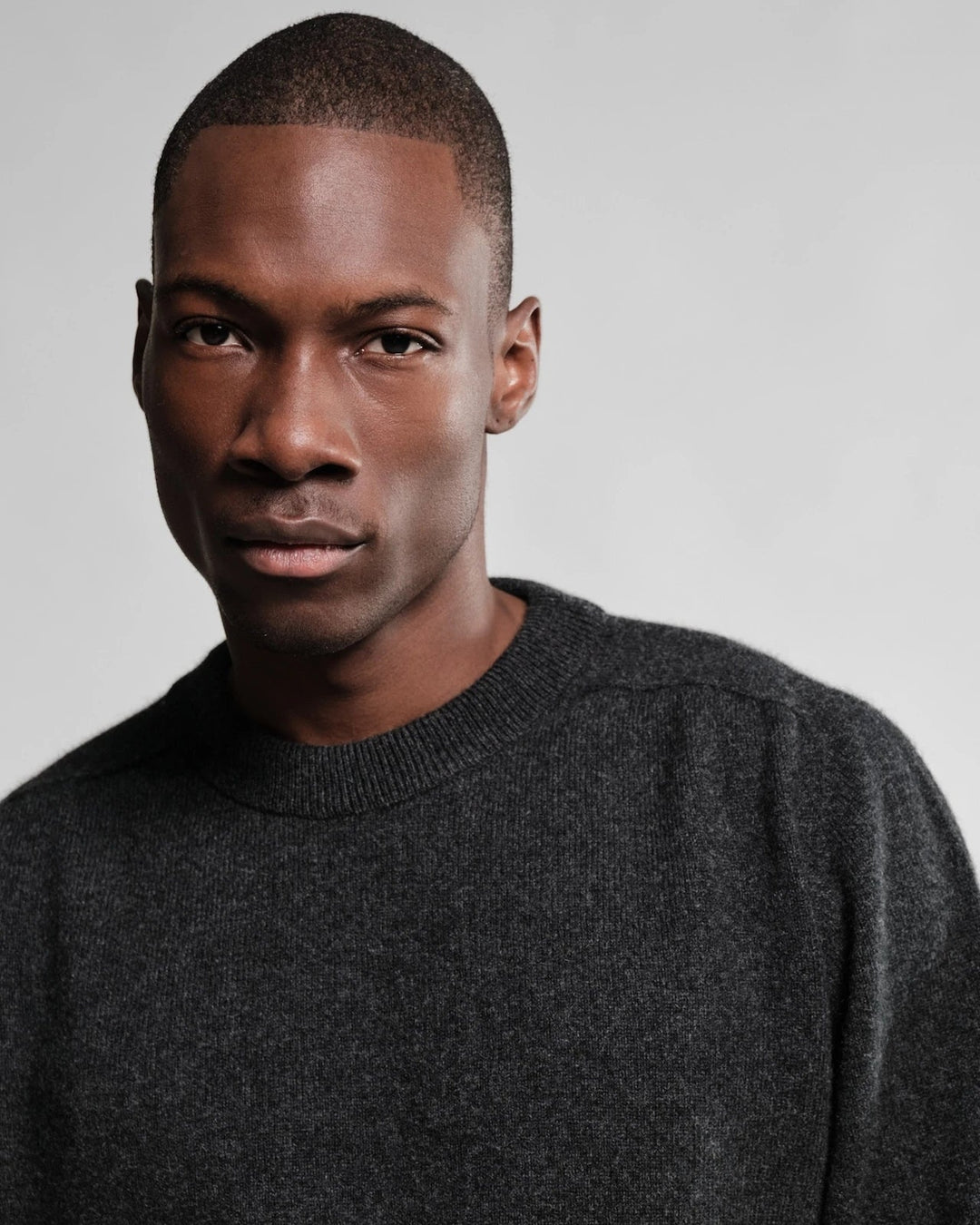 Pull Armen Col Rond charcoal — vue portée 2