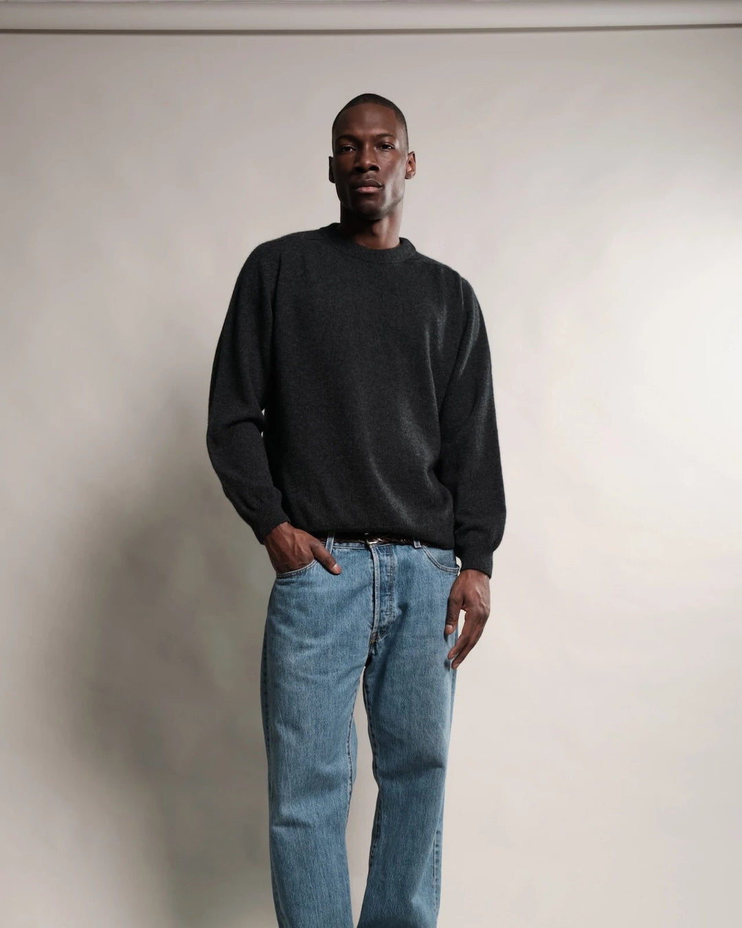 Pull Armen Col Rond charcoal — vue portée 3