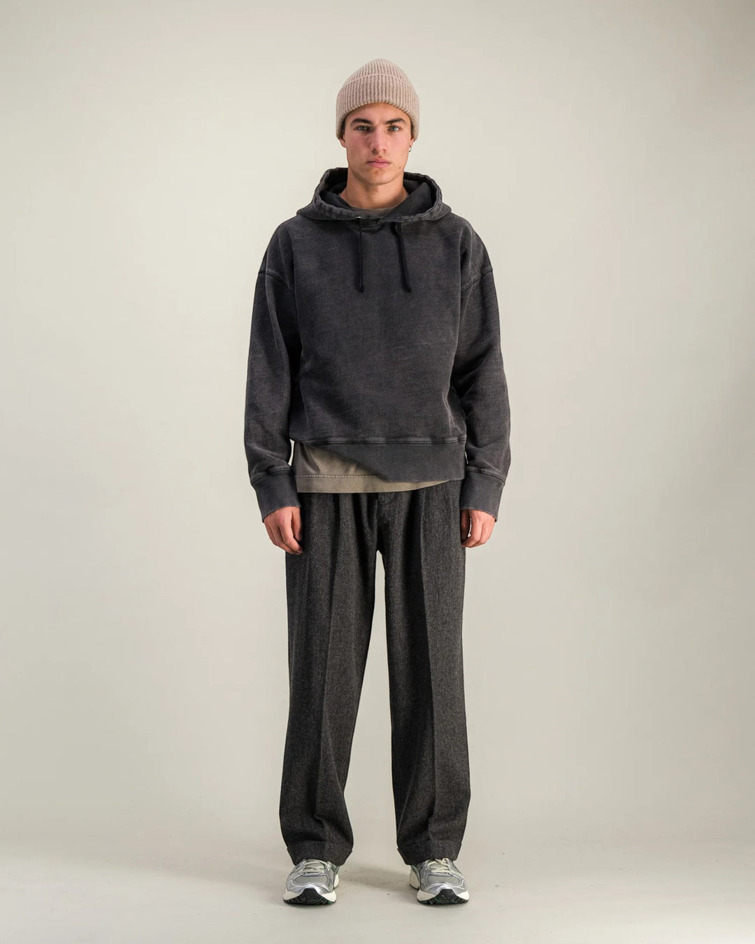 Hoodie Heavy Sweater Faded Black Parages, vue portée de face en entier