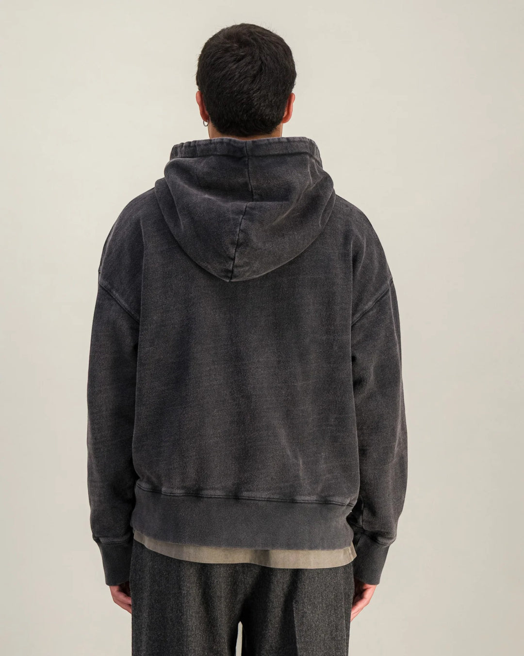 Hoodie Heavy Sweater Faded Black Parages, vue portée de dos