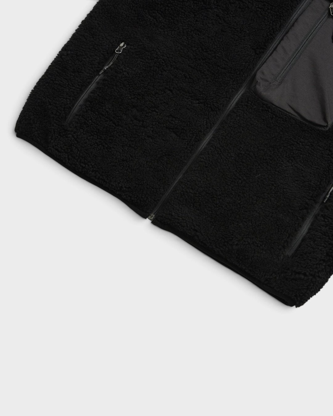 Taion Mountain Boa Fleece High-Neck Vest Black, détail du bas