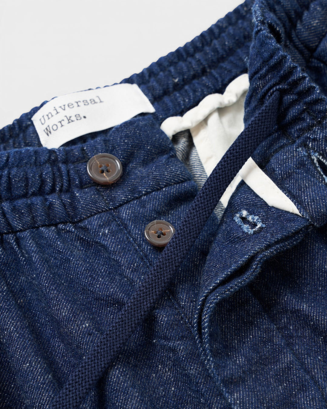 Oxford Pant Future Denim Indigo – détail de la taille et des poches