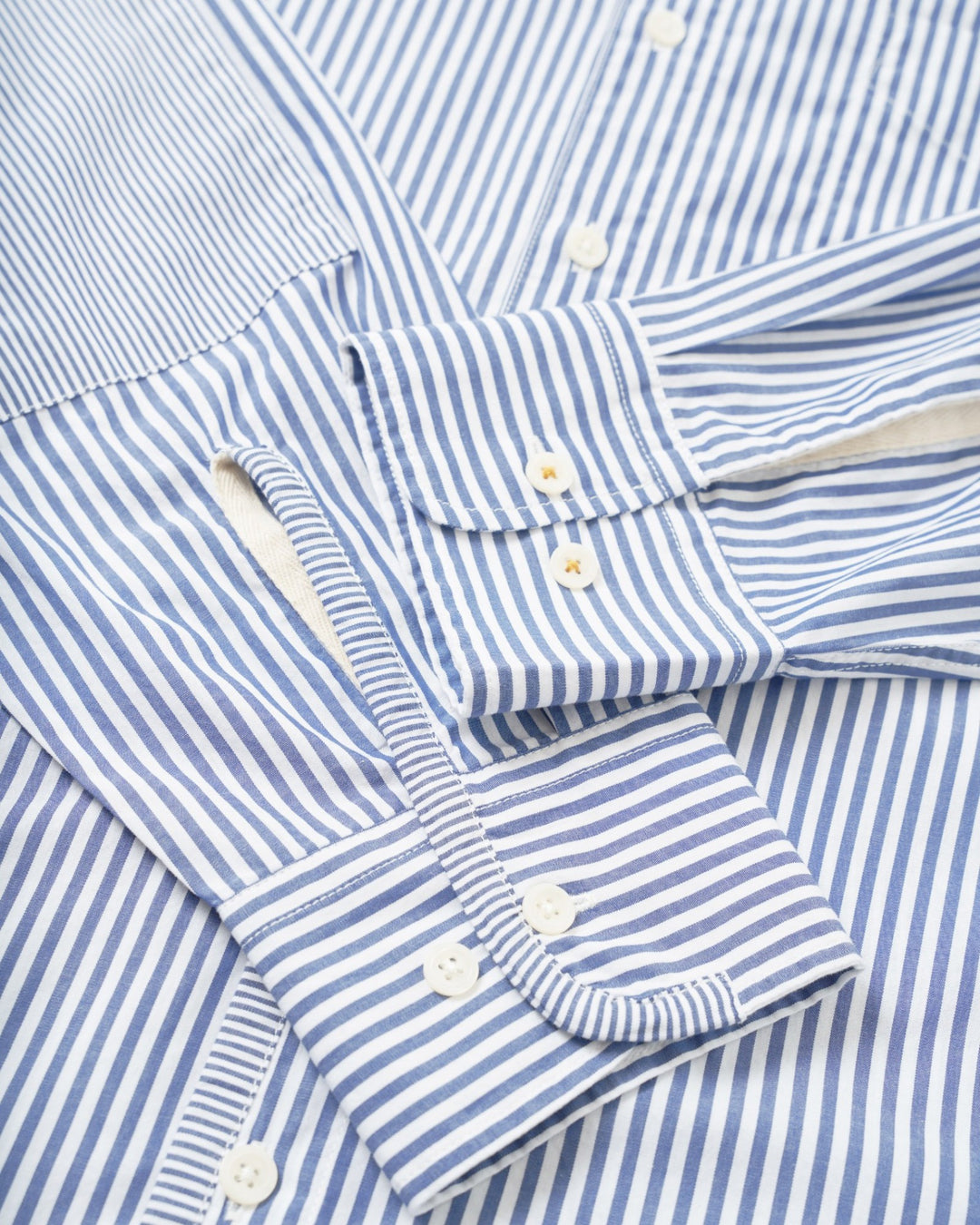 Patched Lazy Day Shirt Queens Cotton Navy – détail des poignets
