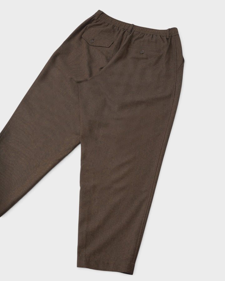 Pleated Track Pant Recycled Italian Tweed Brown – vue de dos et jambe