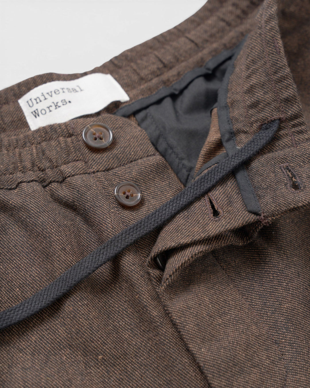 Pleated Track Pant Recycled Italian Tweed Brown – détail de la taille et des poches