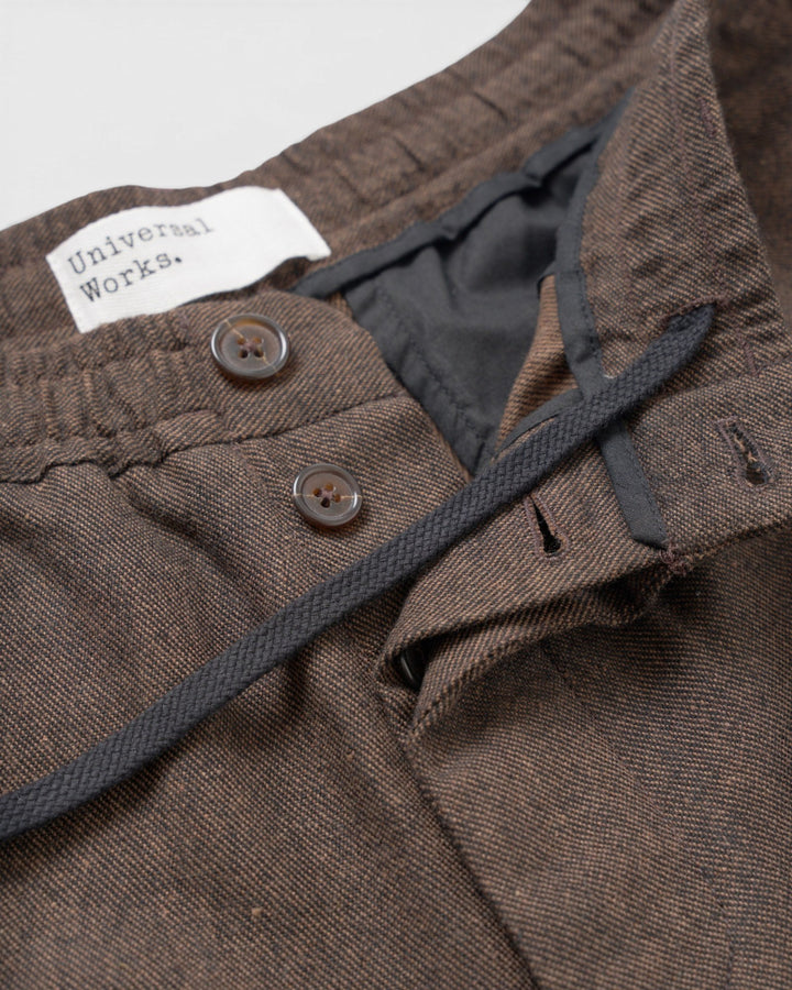 Pleated Track Pant Recycled Italian Tweed Brown – détail de la taille et des poches
