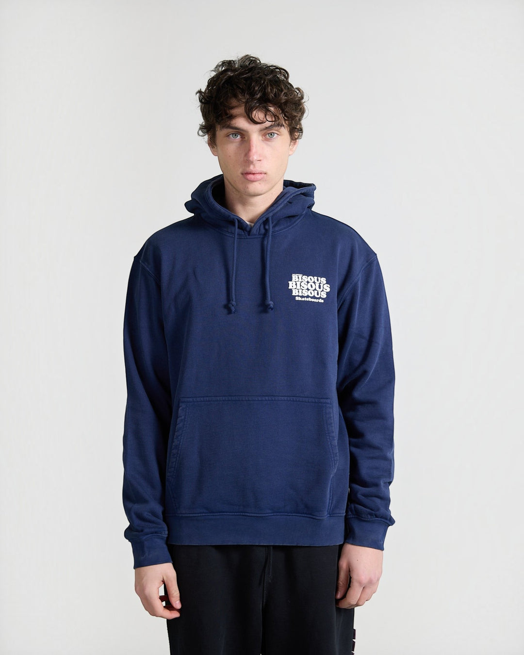Bisous Hoodie Grease Navy porté - face