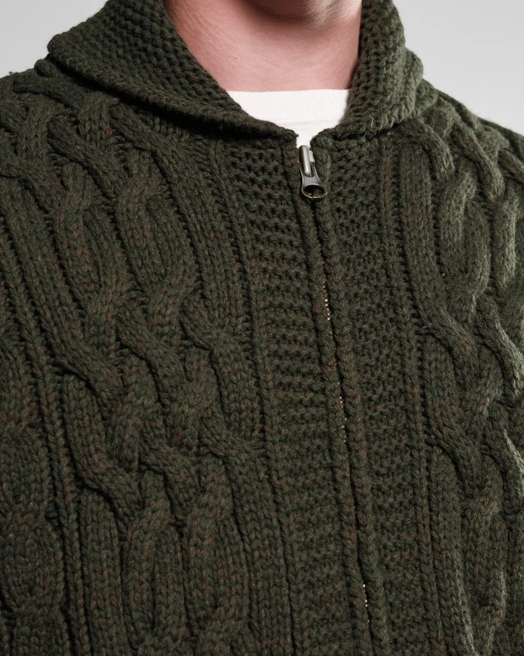 Détail de la maille torsadée et du zip de la veste Ohannes Vert Forêt