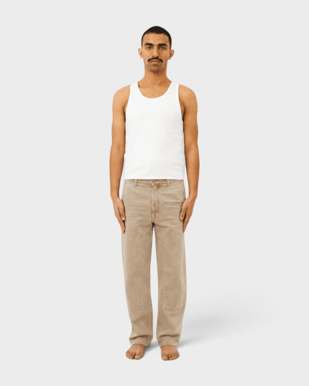 Pantalon DN Charpentier ample Grès Ateliers de Nîmes porté de face