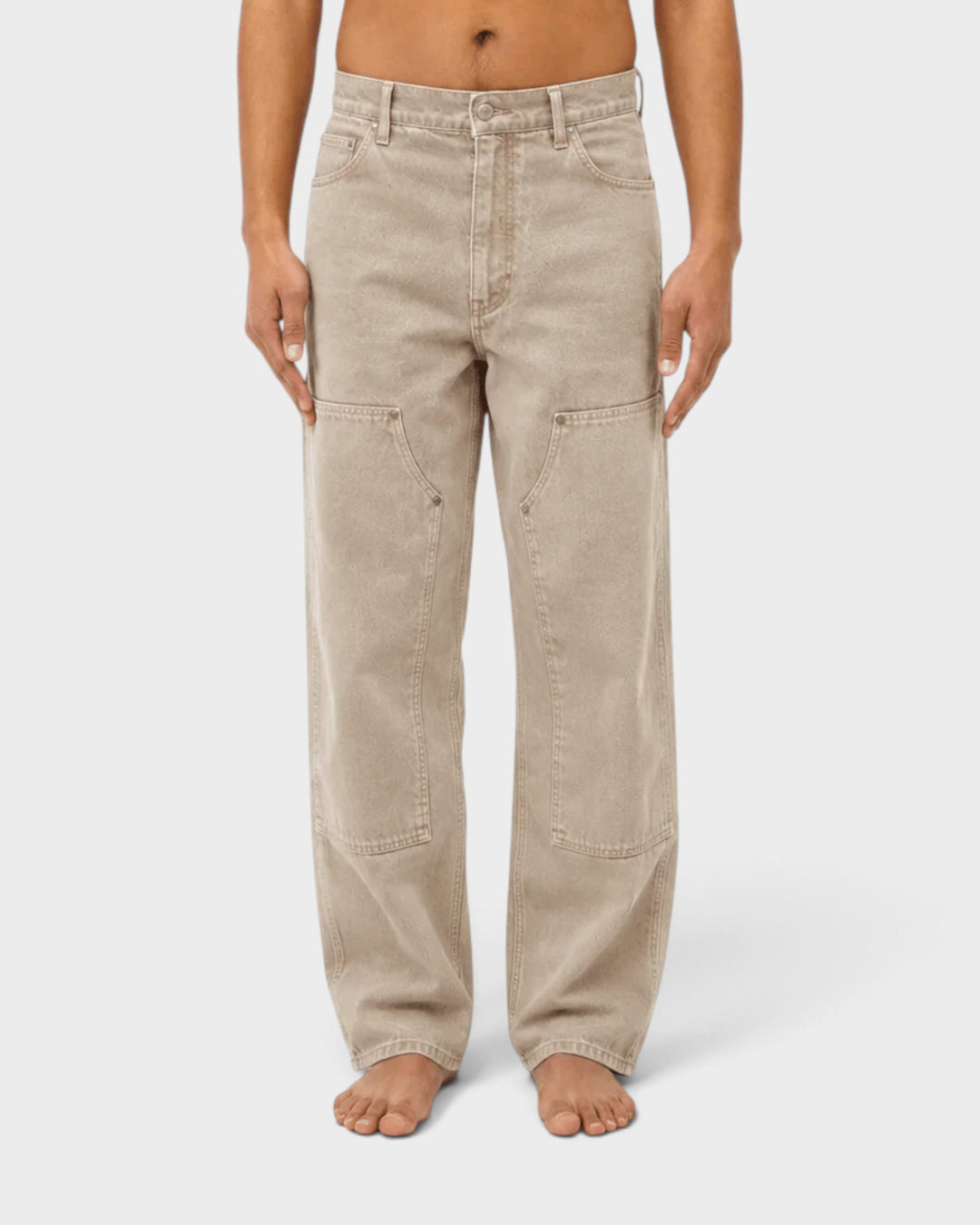 Pantalon DN Charpentier ample Grès Ateliers de Nîmes porté de profil