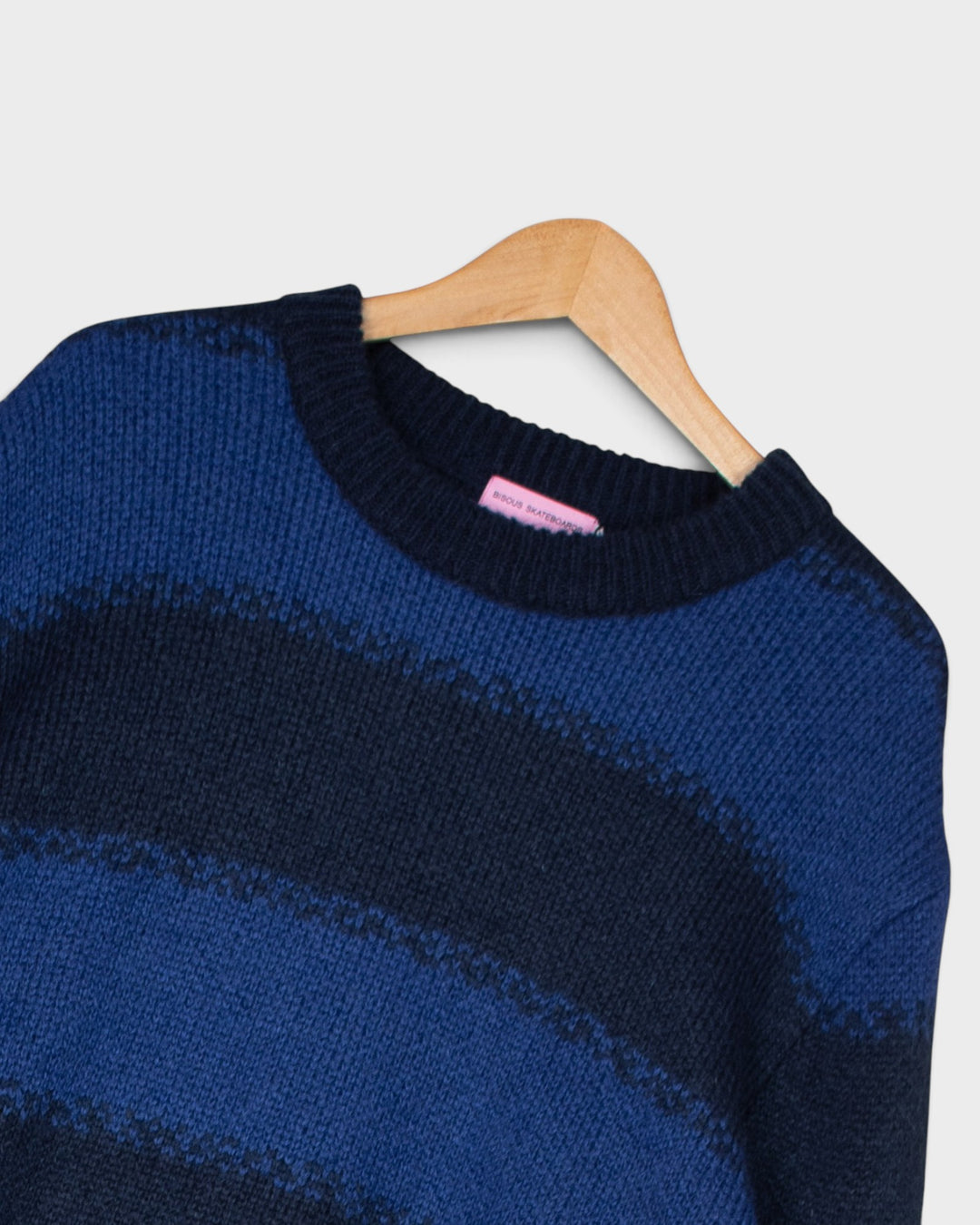 Détail du col rond épais et de la maille rayée du pull Bisous South Mohair