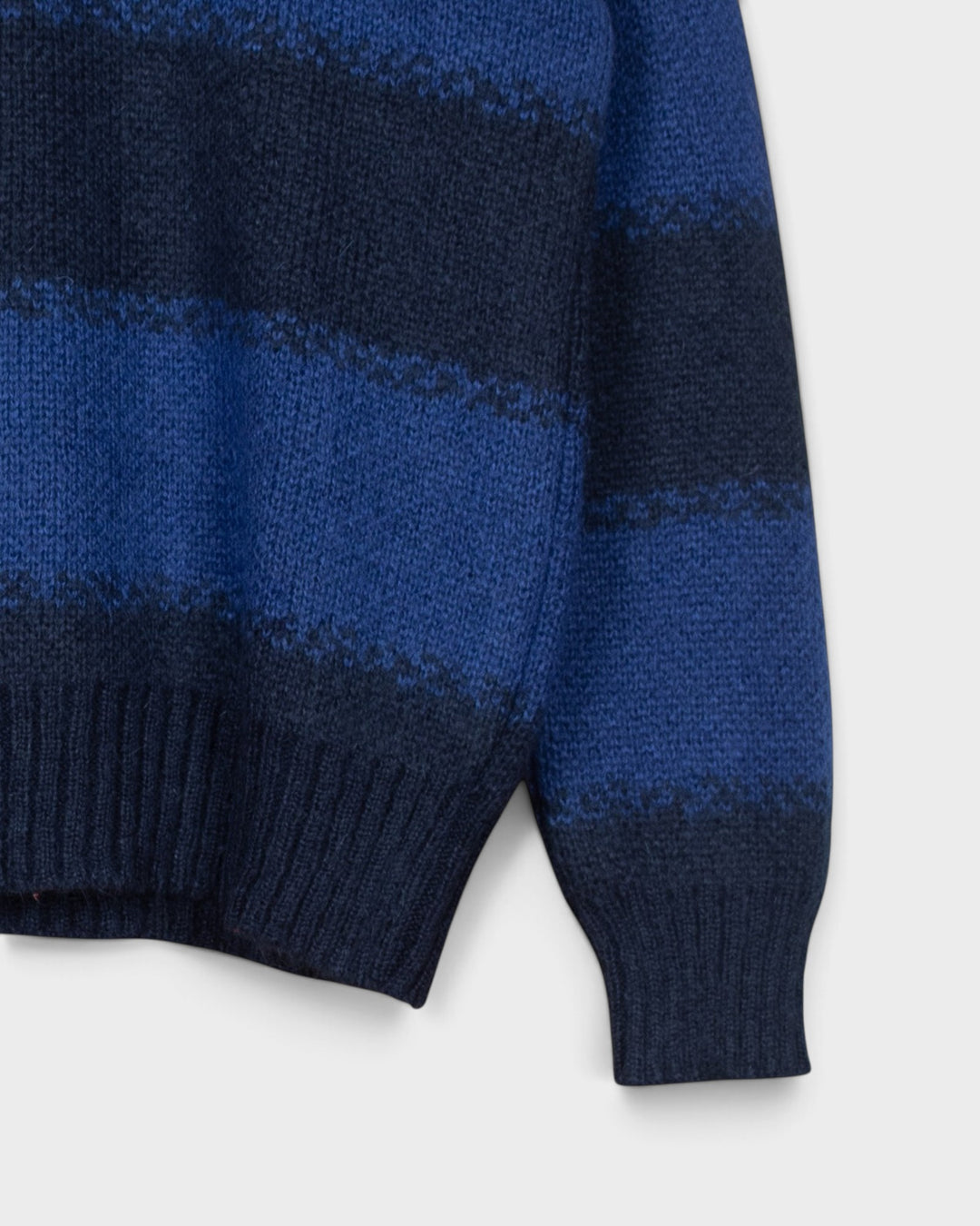 Détail des larges bords-côtes et des rayures du pull Bisous South Mohair Navy Stripes