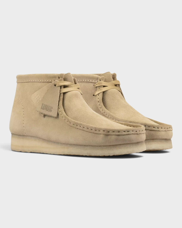 Clarks Wallabee Boot Maple Suede — paire vue de trois quarts