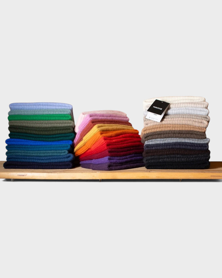 Assortiment de bonnets Mackie Barra Hat FW26, présentés par couleurs sur fond gris