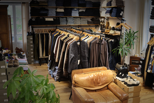 
Le showroom Drapeur à Biarritz, avec sa sélection de vêtements et son fauteuil en cuir