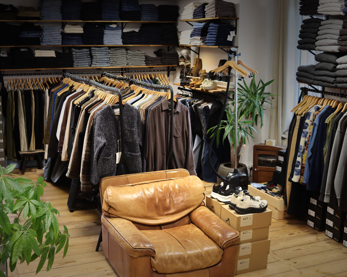
Le showroom Drapeur à Biarritz, avec sa sélection de vêtements et son fauteuil en cuir