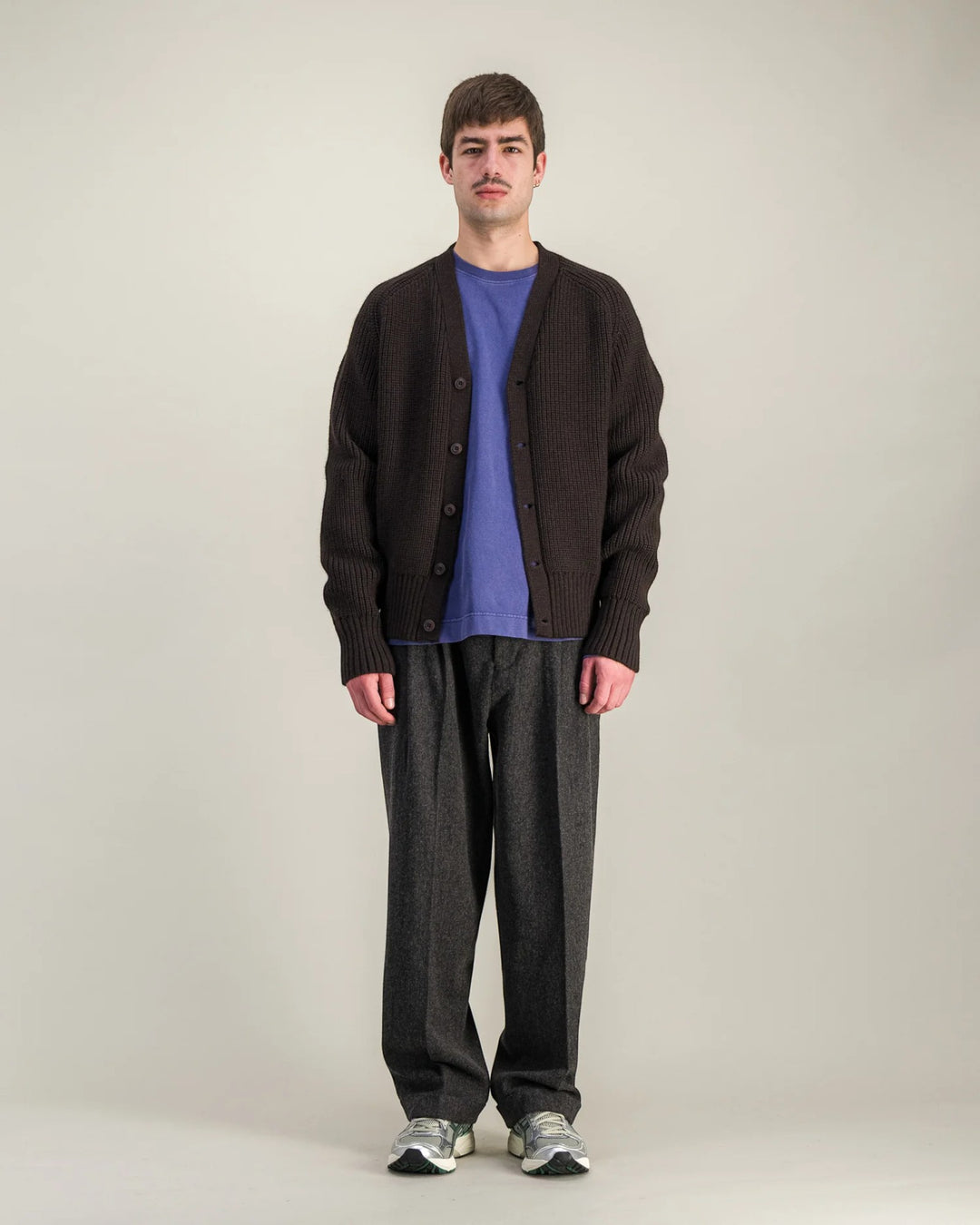 Guy Heavy Cardigan Dark Brown Parages, vue portée de face en entier