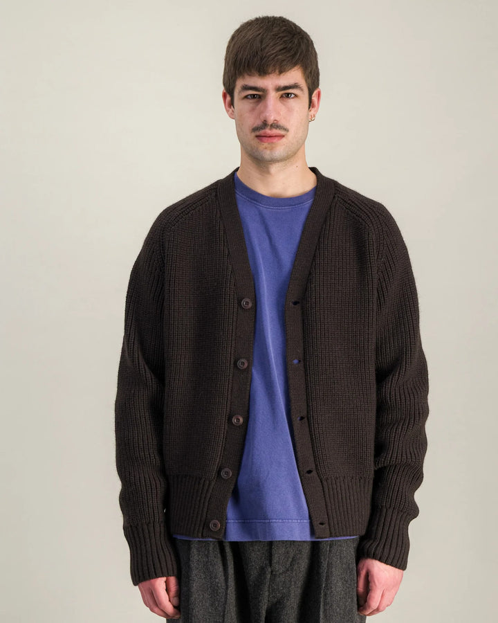Guy Heavy Cardigan Dark Brown Parages, vue portée de face rapprochée