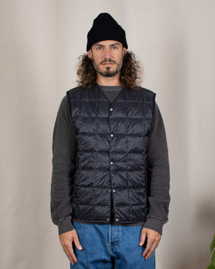 V-Neck Button Down Vest Black Leopard