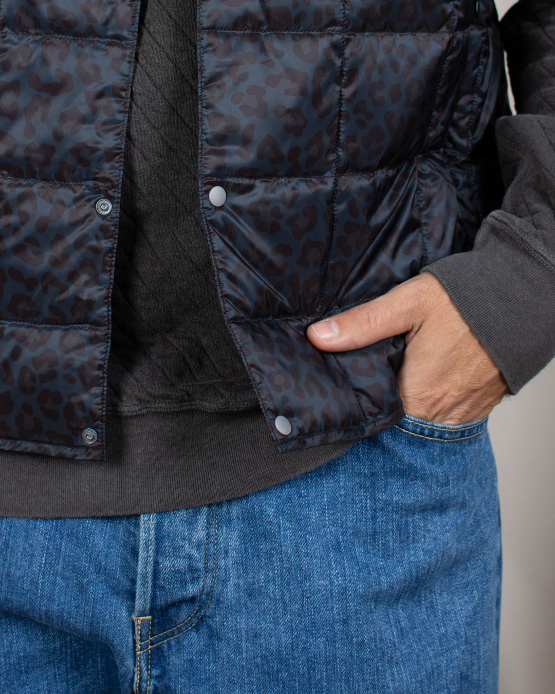 V-Neck Button Down Vest Black Leopard