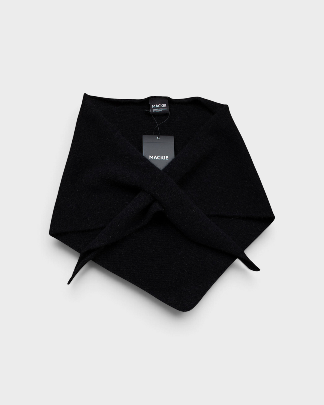 Écharpe Mackie Ardmhor Triangle Hole Scarf Black, vue de face