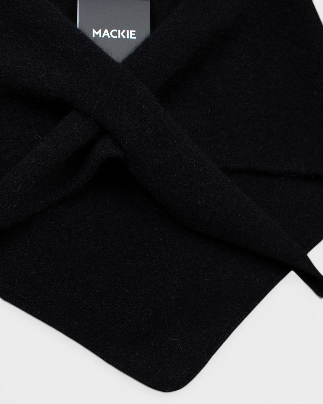 Écharpe Mackie Ardmhor Triangle Hole Scarf Black, vue de détail