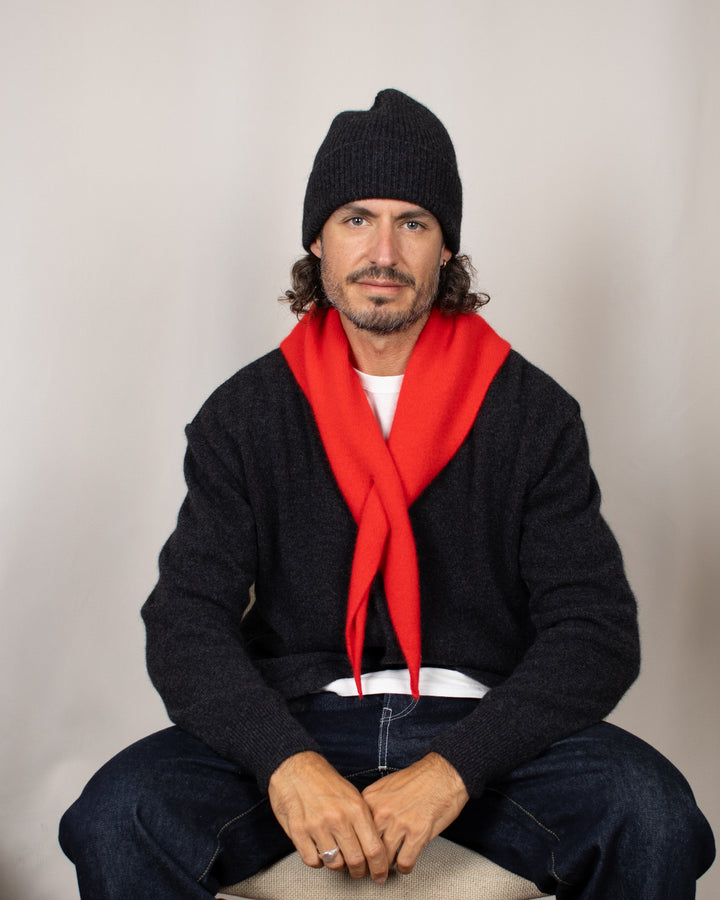 Bandana Mackie Ardmhor Triangle Hole Scarf Red, porté de face, portrait