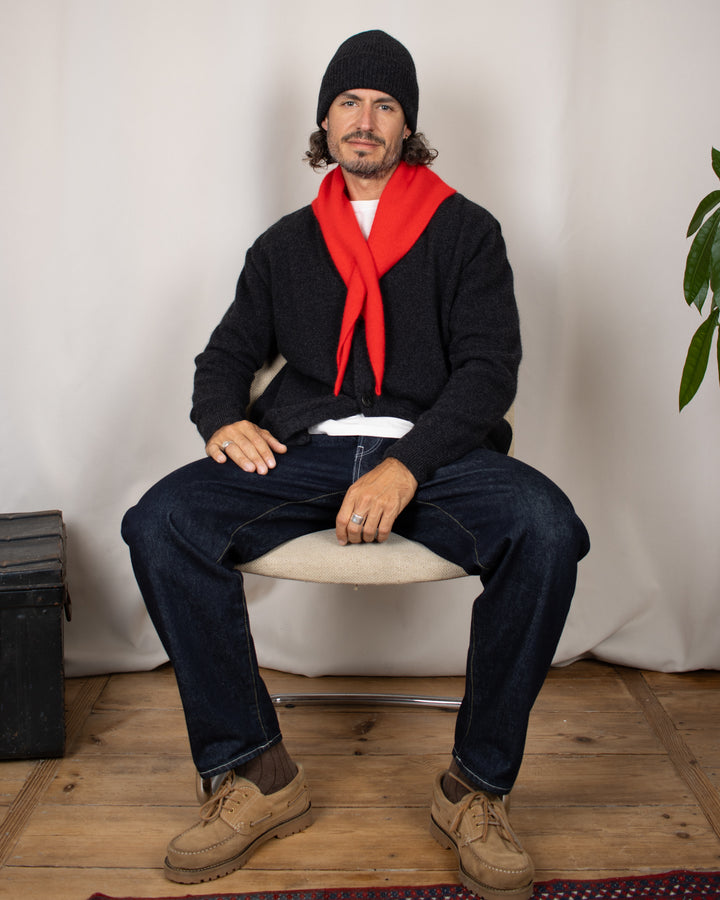 Bandana Mackie Ardmhor Triangle Hole Scarf Red, porté, look entier