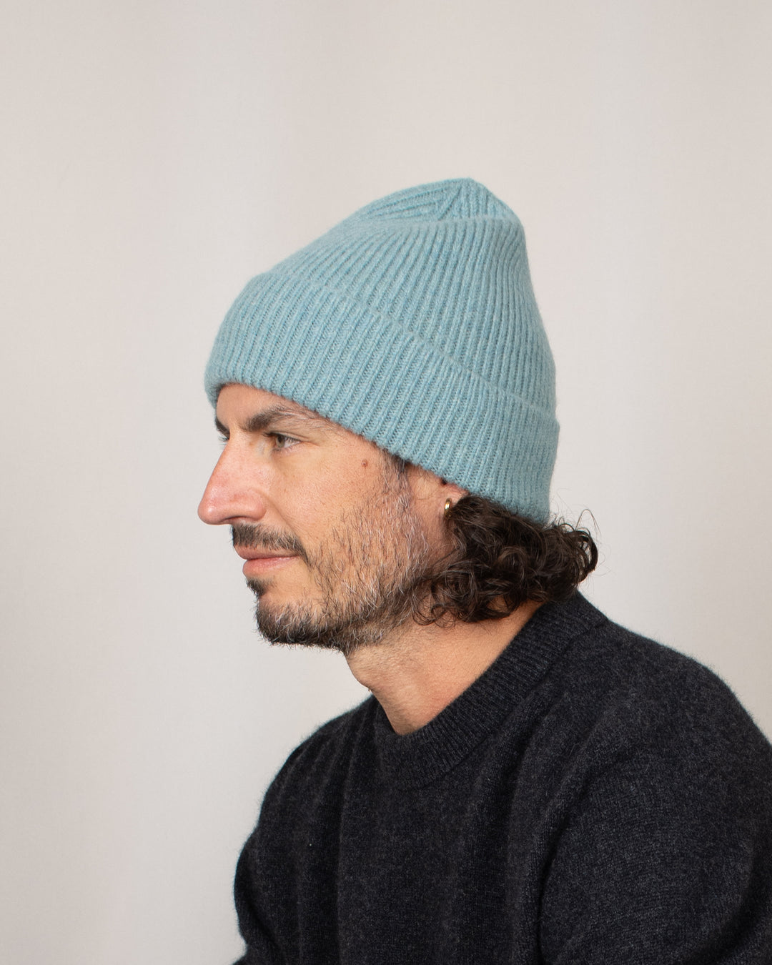 Bonnet Mackie Barra Hat Basil, porté de côté