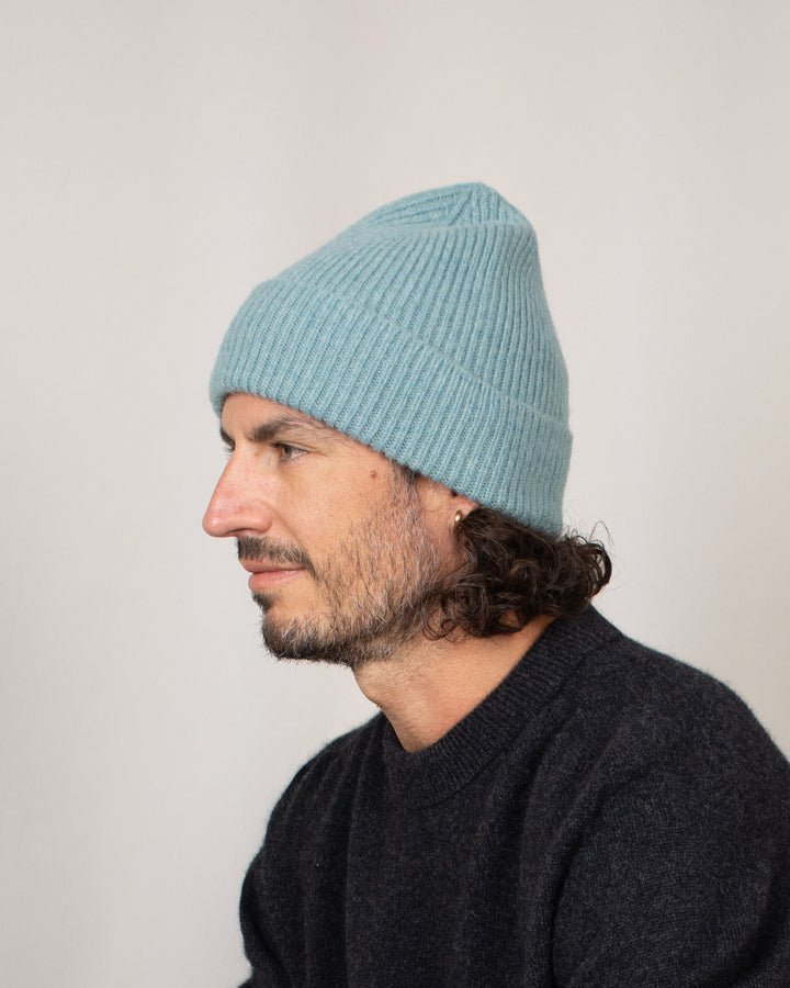 Bonnet Mackie Barra Hat Basil, porté de côté