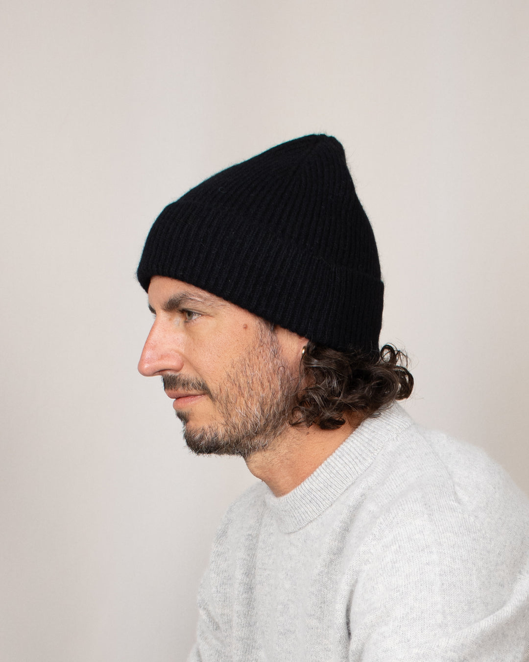 Bonnet Mackie Barra Hat Black, porté de côté