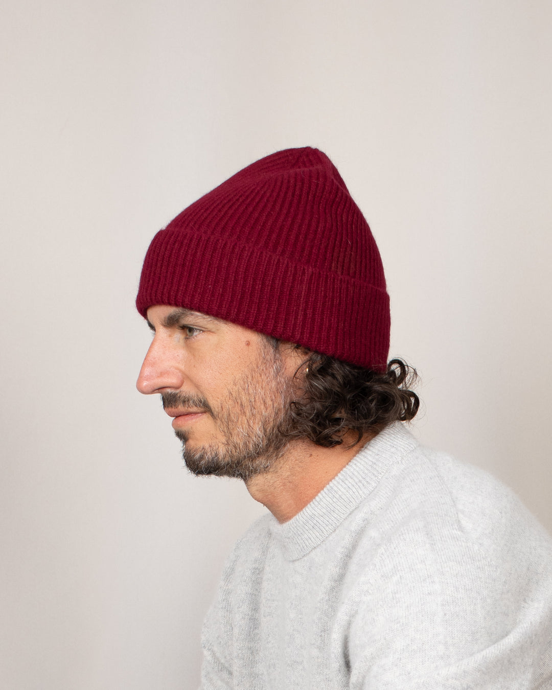 Bonnet Mackie Barra Hat Bordeaux, porté de côté