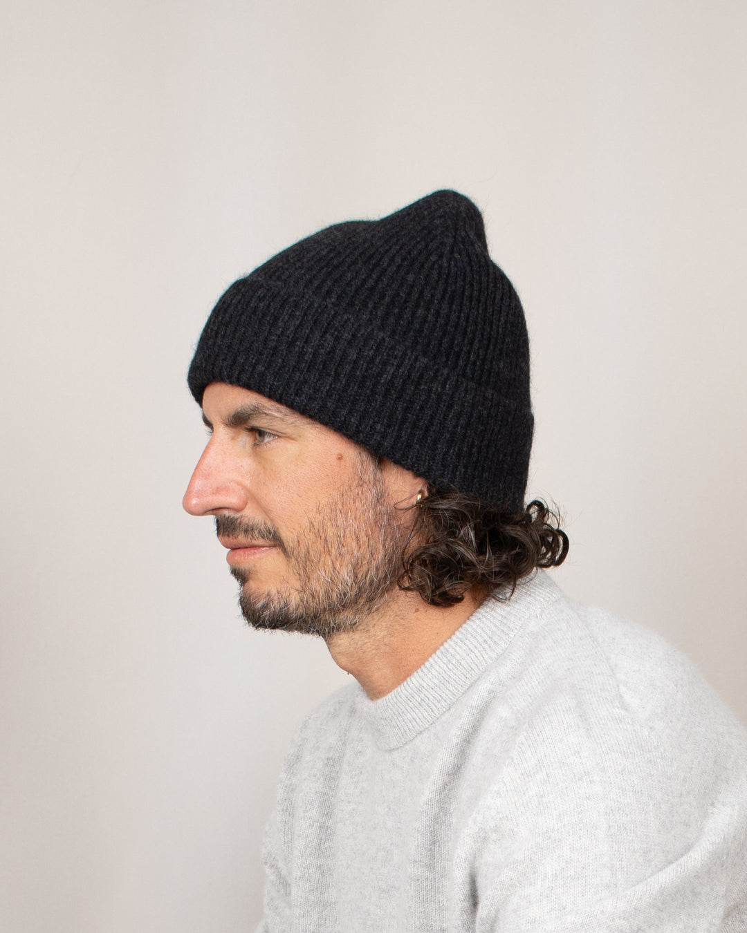 Bonnet Mackie Barra Hat Charcoal, porté de côté