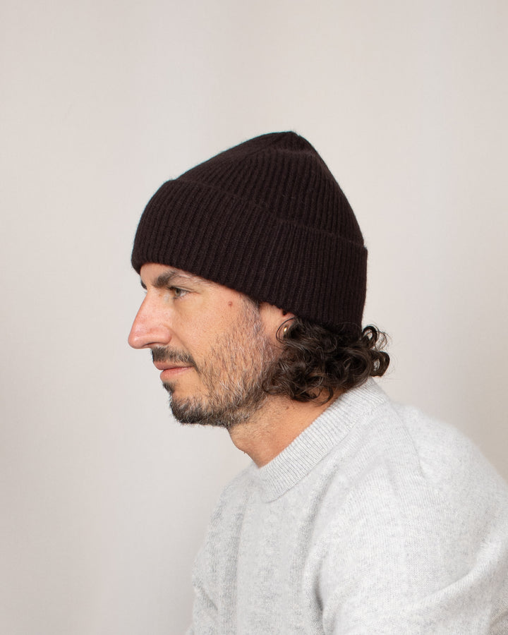 Bonnet Mackie Barra Hat Ebony, porté de côté