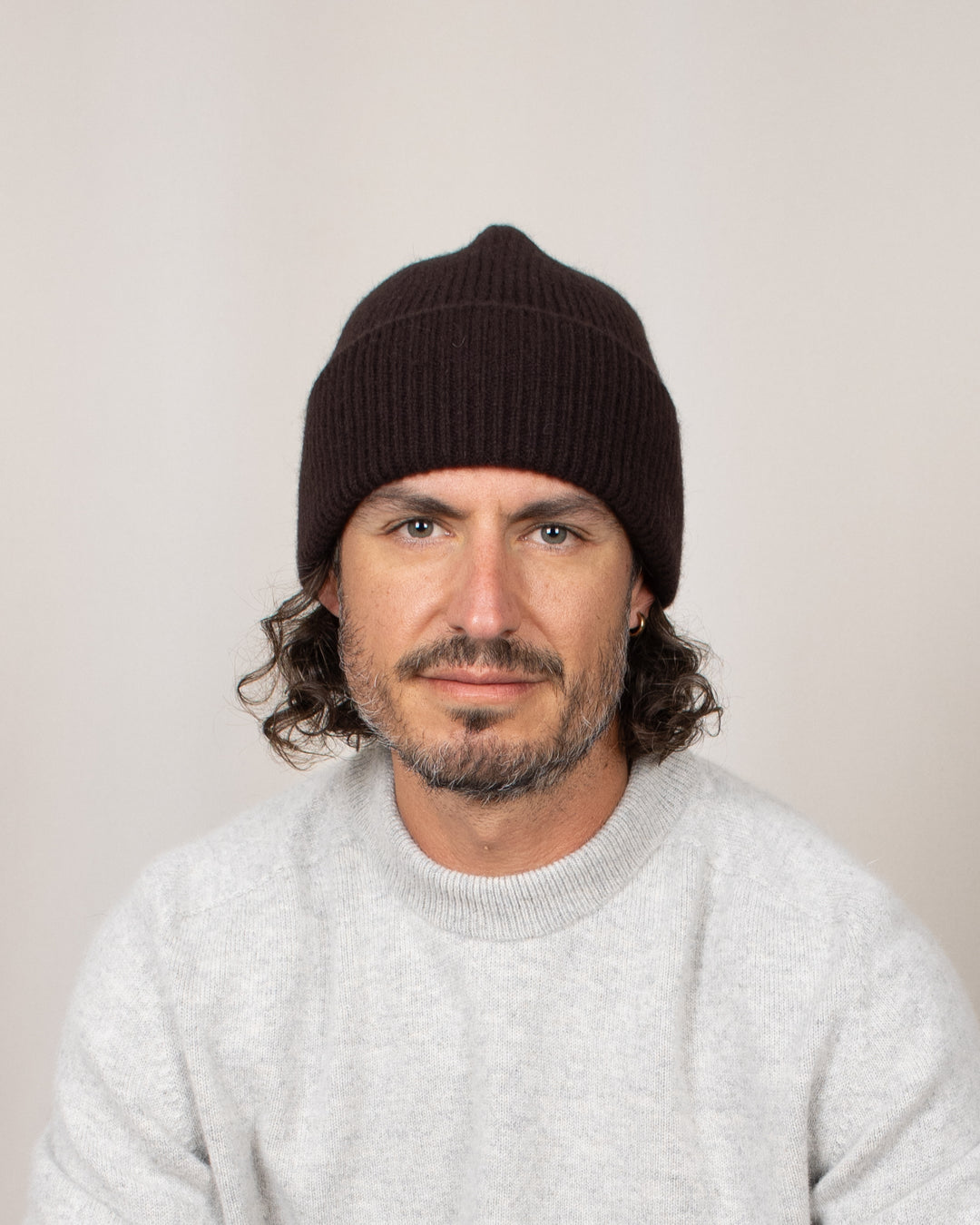 Bonnet Mackie Barra Hat Ebony, porté de face