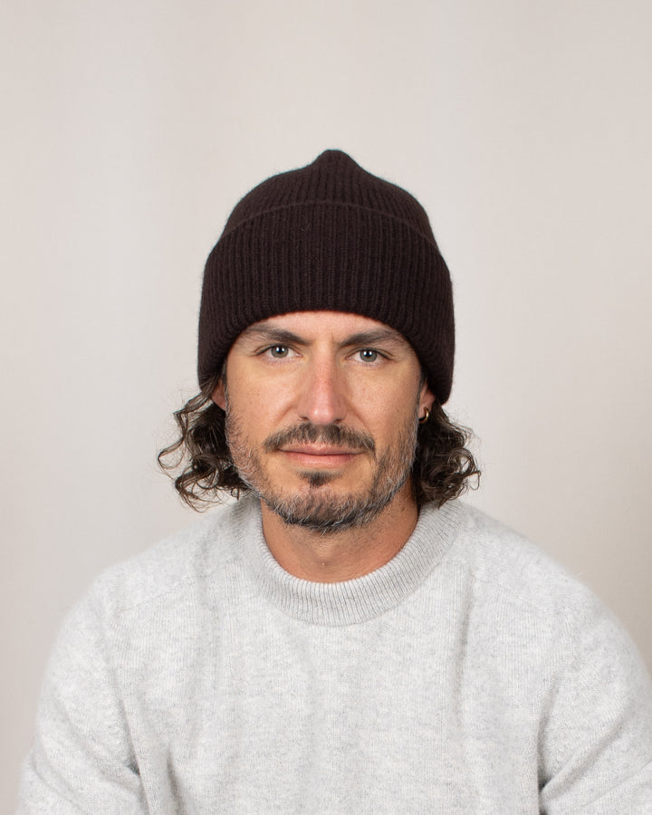 Bonnet Mackie Barra Hat Ebony, porté de face