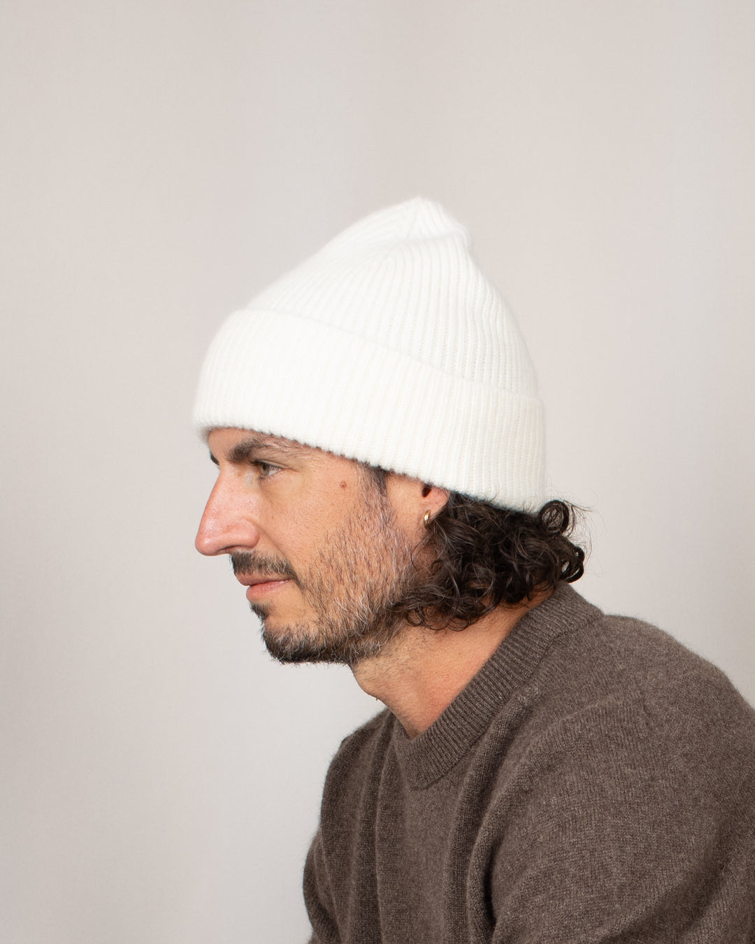 Bonnet Mackie Barra Hat Ecru, porté de côté