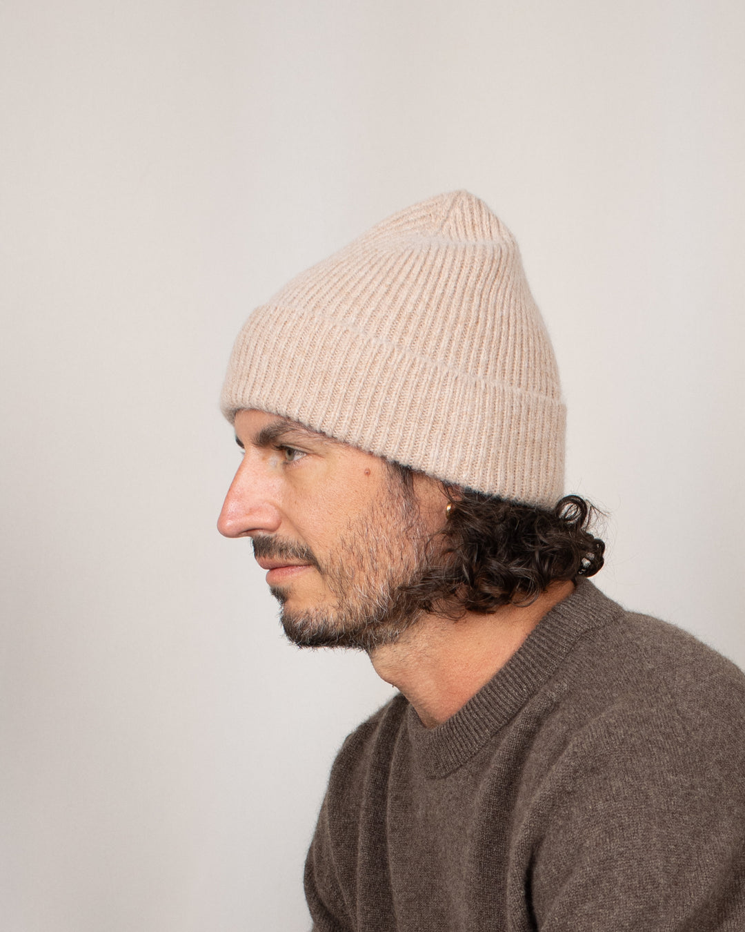 Bonnet Mackie Barra Hat Fawn, porté de côté