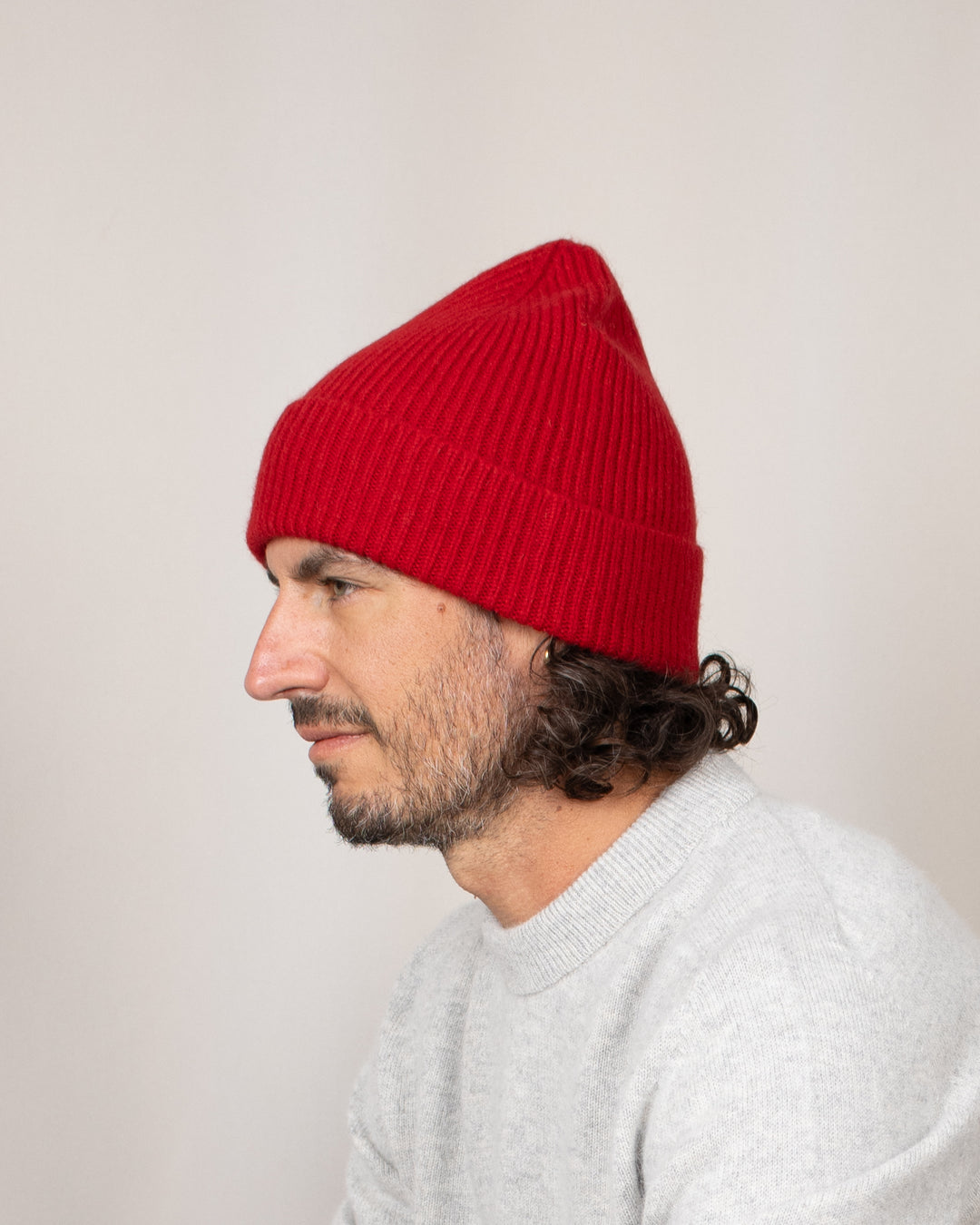 Bonnet Mackie Barra Hat Garnet, porté de côté