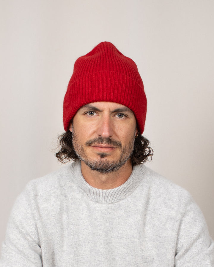 Bonnet Mackie Barra Hat Garnet, porté de face