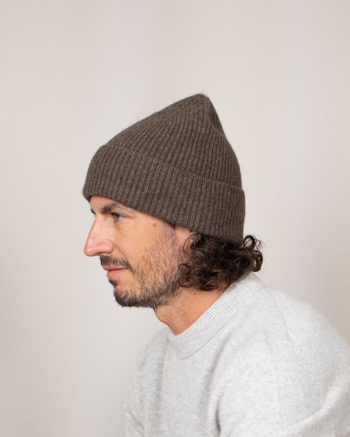 Bonnet Mackie Barra Hat Mocha, porté de côté