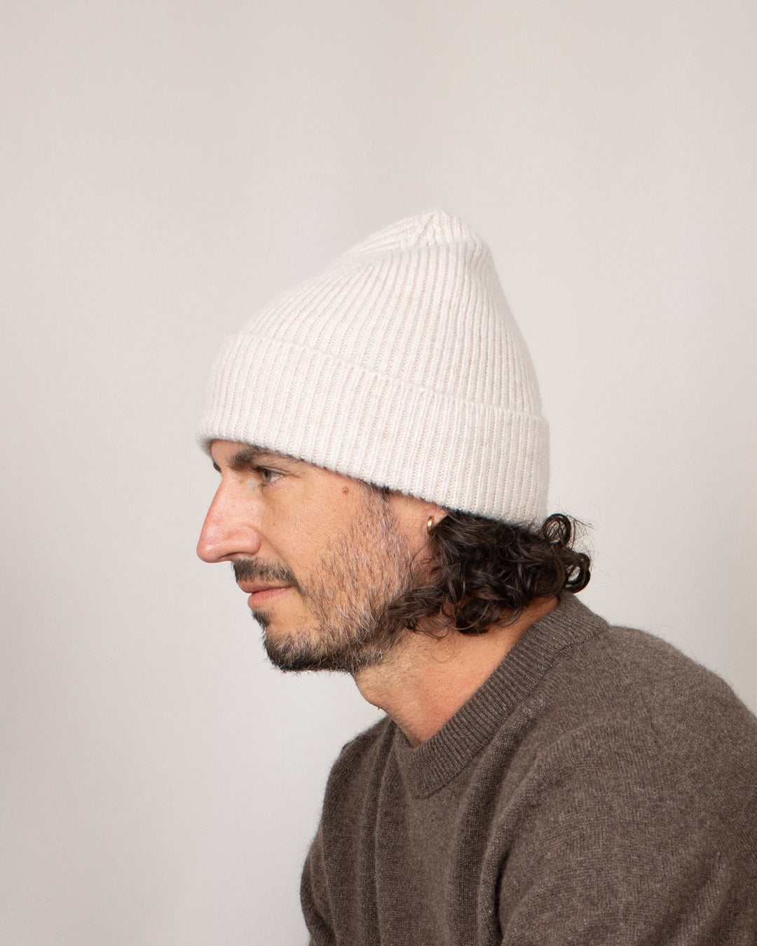 Bonnet Mackie Barra Hat Natural, porté de côté