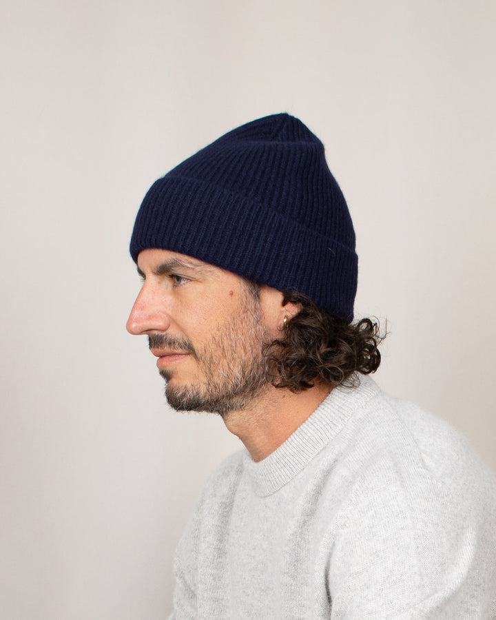 Bonnet Mackie Barra Hat Navy, porté de côté