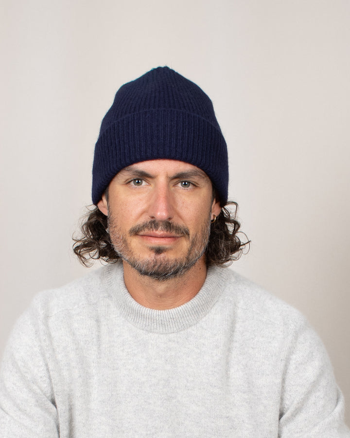Bonnet Mackie Barra Hat Navy, porté de face