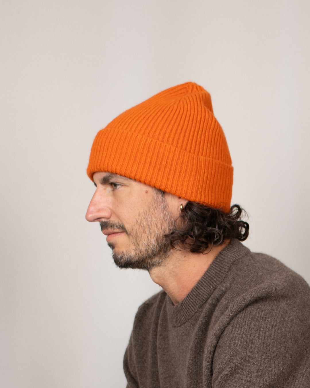Bonnet Mackie Barra Hat Orange Glow, porté de côté